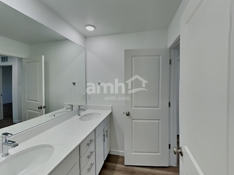 Building Photo - 26136 E Calhoun Pl