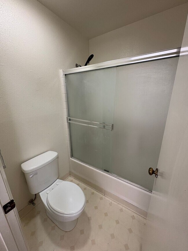 Building Photo - NW Condo Near Shopping Center Available Now!