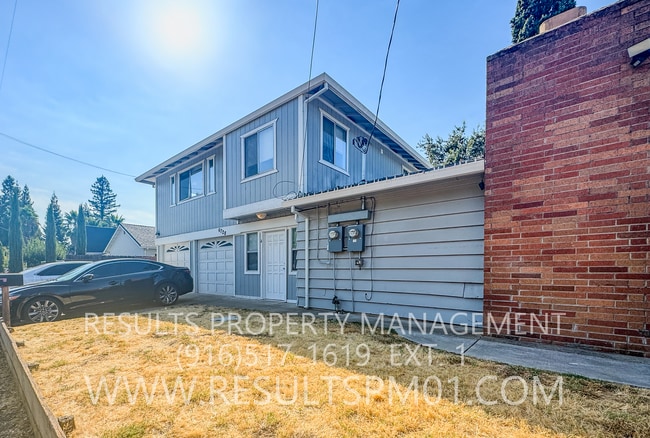 Building Photo - Freshly updated 2 bedroom duplex w garage