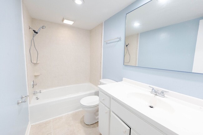 Building Photo - Green Hills Condo in the Georgetown