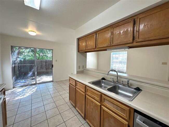 Building Photo - 2203 Creekside Ln