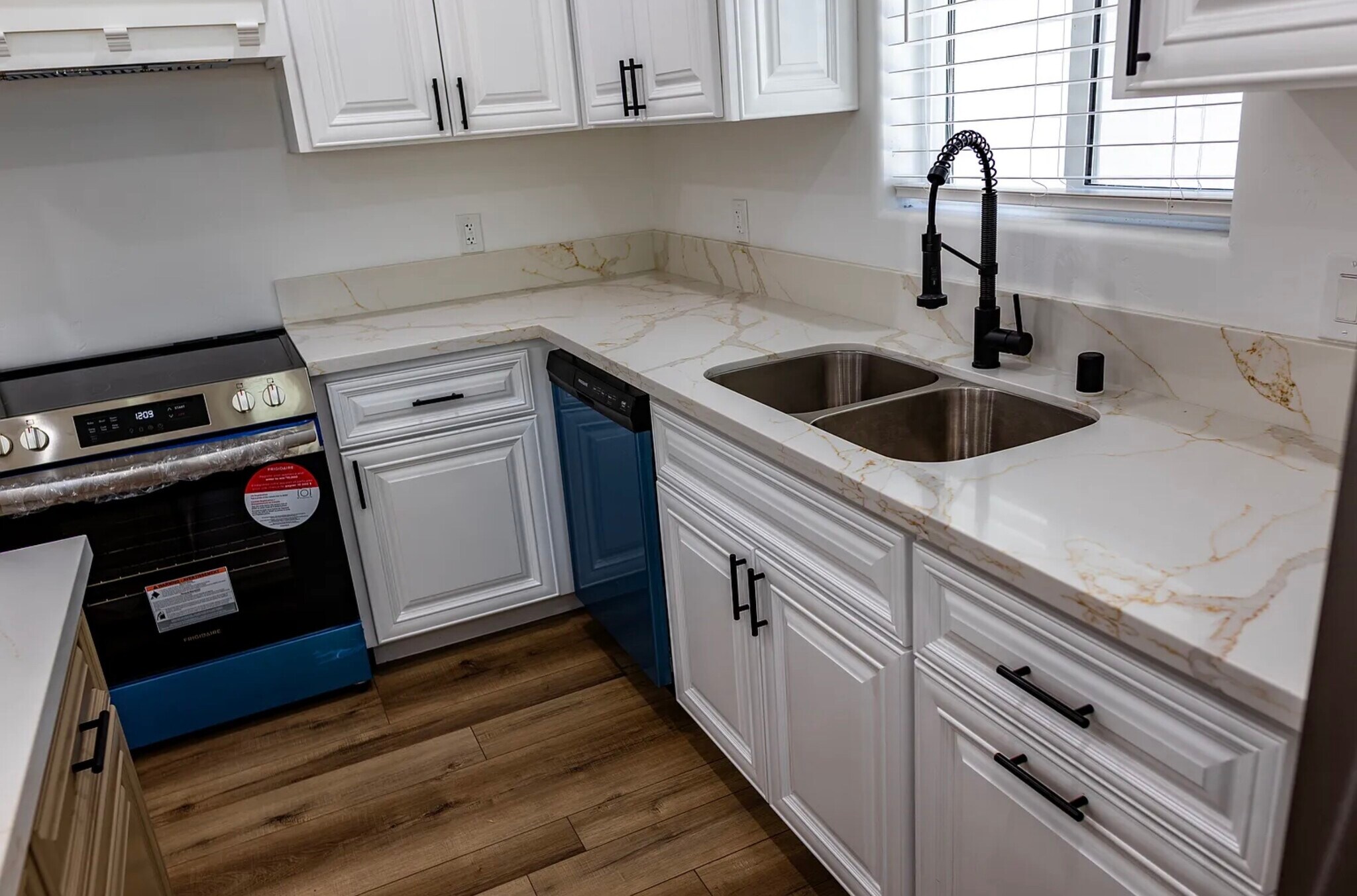 Building Photo - 590 N Lincoln Ave