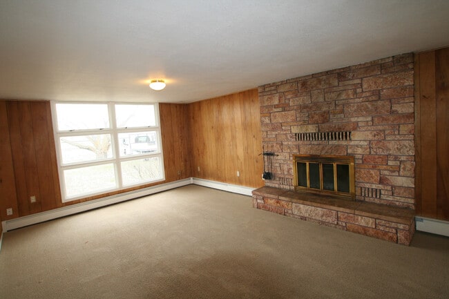 Building Photo - Single Family Home off Frontage Rd!