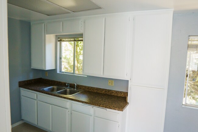 Building Photo - 335 Claydelle Ave
