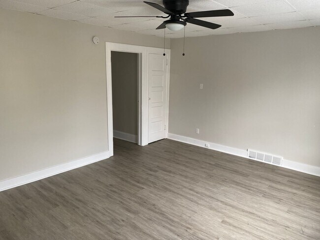 Building Photo - 2 Bedroom + Den, Updated Row House with Of...