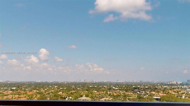 Building Photo - 2500 Parkview Dr