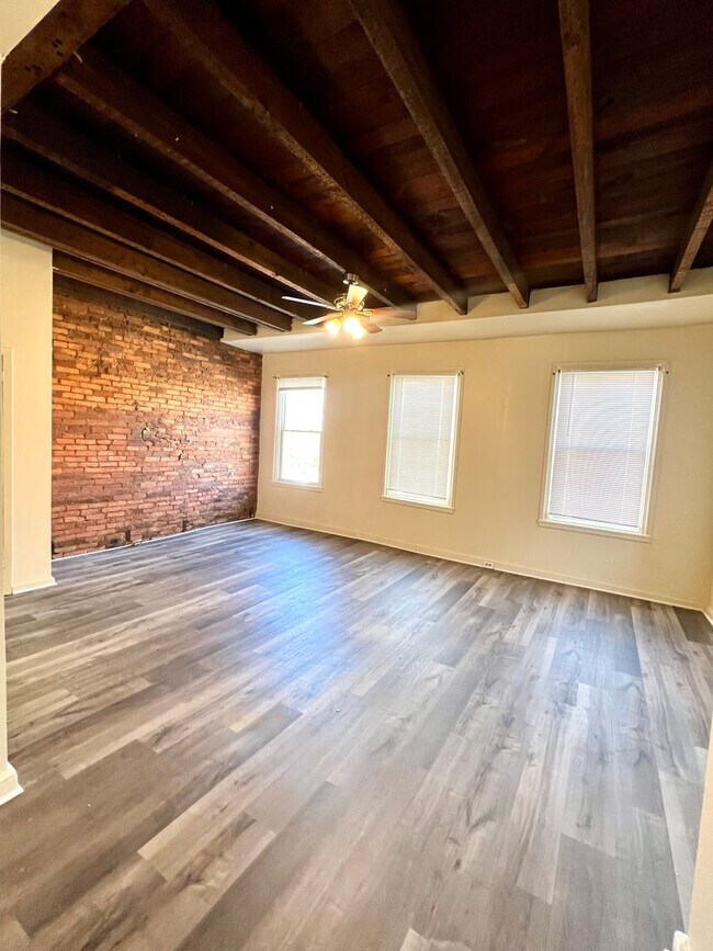 Building Photo - 253 N Mulberry St