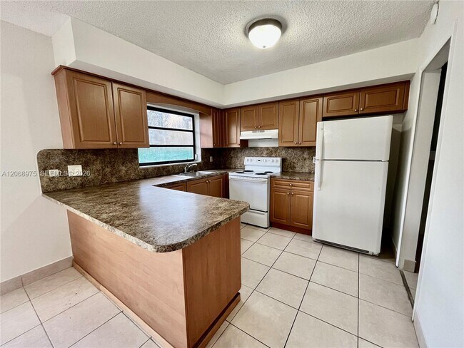 Building Photo - 1095 W 37th St
