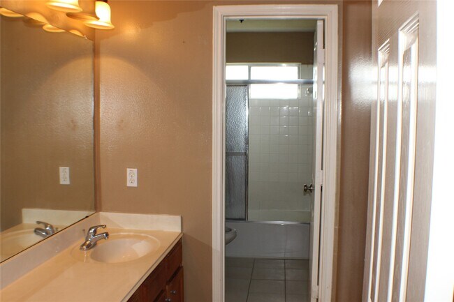 Building Photo - 12231 Ashford Park Dr