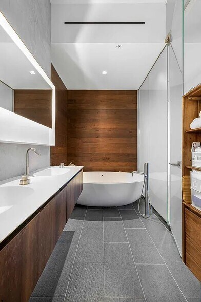 Building Photo - 640 Broadway