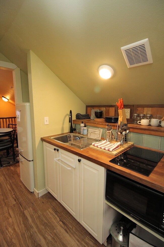 Building Photo - 4033 SE Hawthorne Blvd