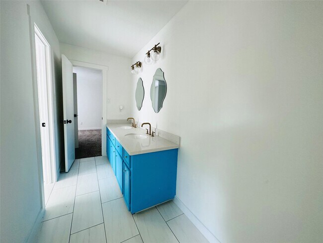 Building Photo - 3202 La Quinta Dr