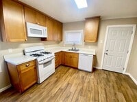 Building Photo - Beautifully Updated 2 Bed 1 Bath unit in R...
