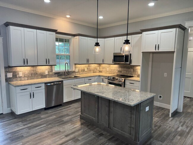 Building Photo - Modern 3-bed/2-bath!