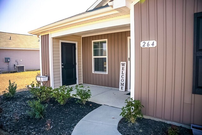 Building Photo - Upgraded 3 Bed, 2 Bath Pet-Friendly Home w...