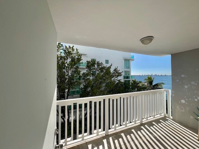 Building Photo - 2016 Bay Dr