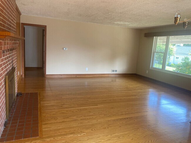 Building Photo - NICE  3BR RAMBLER CLOSE TO NIH