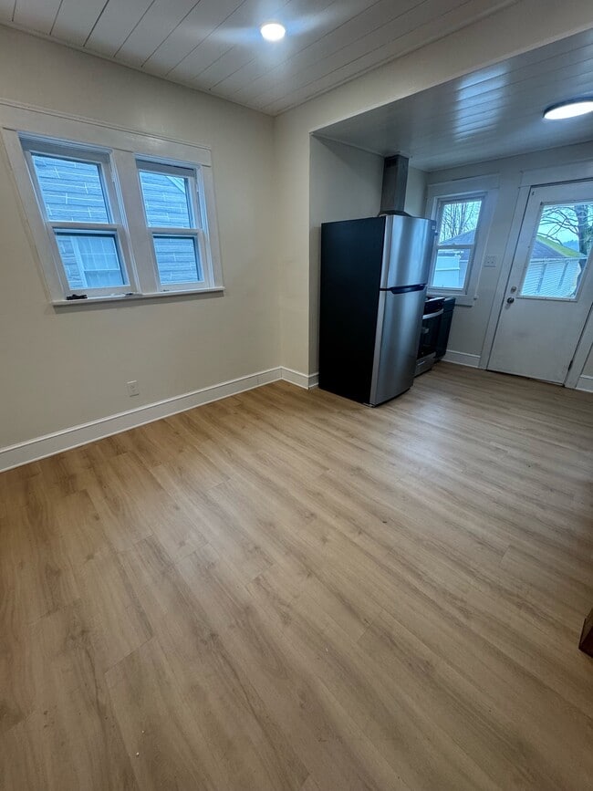 Building Photo - 549 E King St