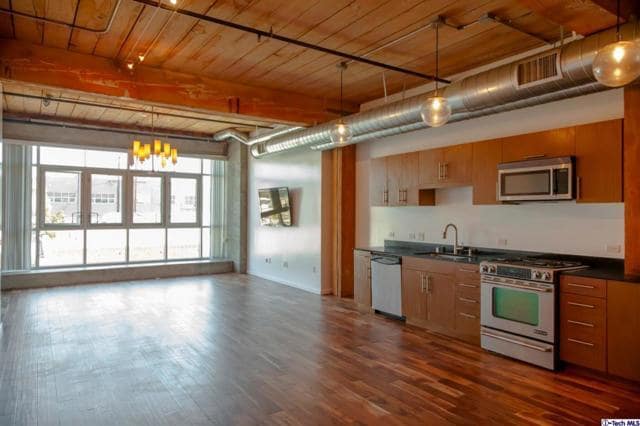 Building Photo - 530 S Hewitt St