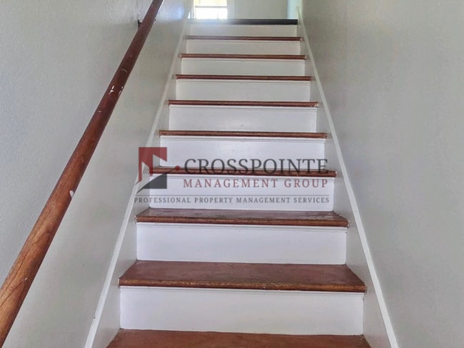 Building Photo - 2 bedroom, 1 bathroom duplex!