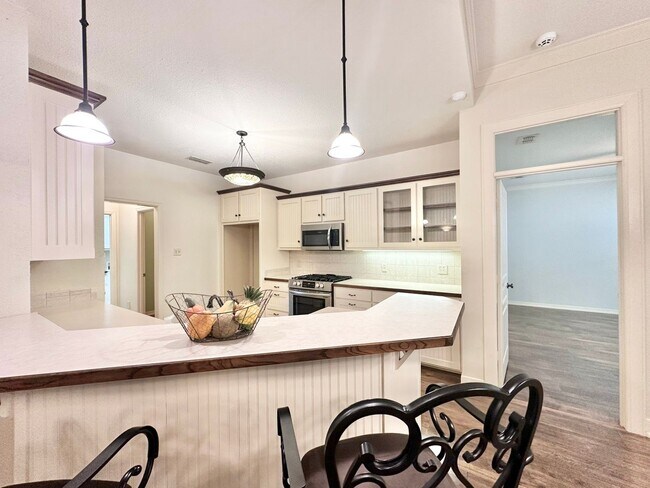 Building Photo - Tour Today! Show Stopping Home in Flint!