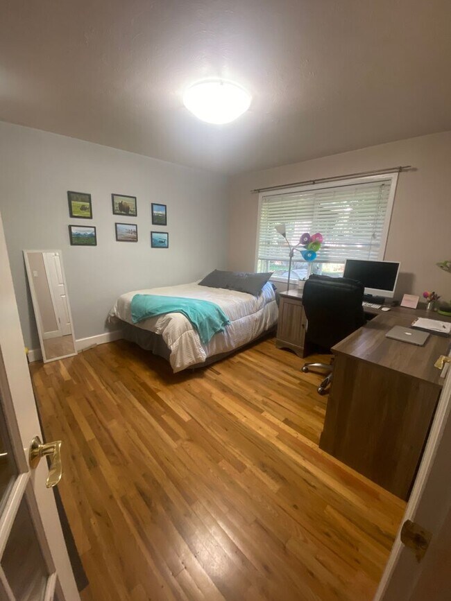 Building Photo - Charming 3 Bed, 1.5 Bath Home in Central F...