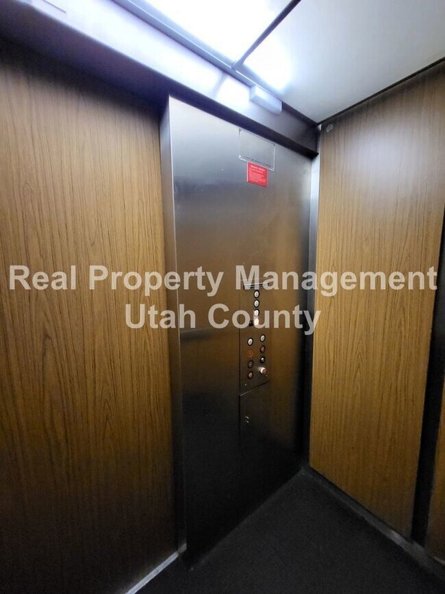 Building Photo - 2244 N Canyon Rd