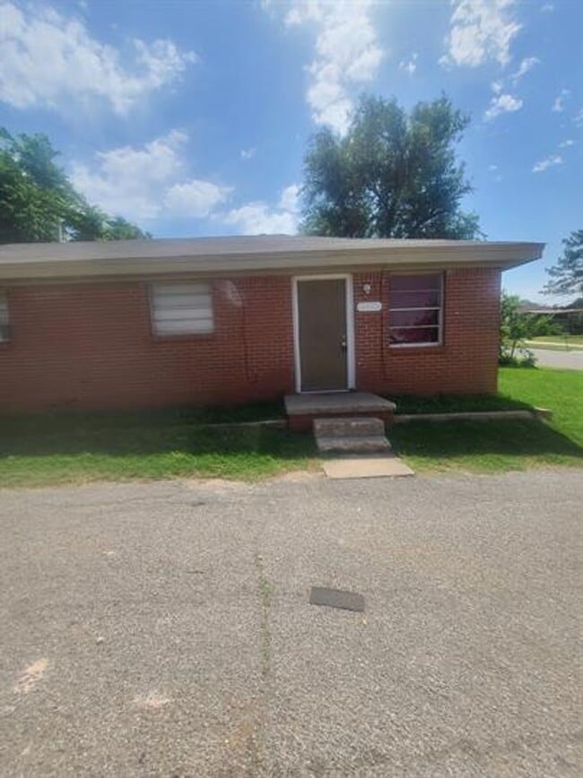 Building Photo - 1 Bed Duplex