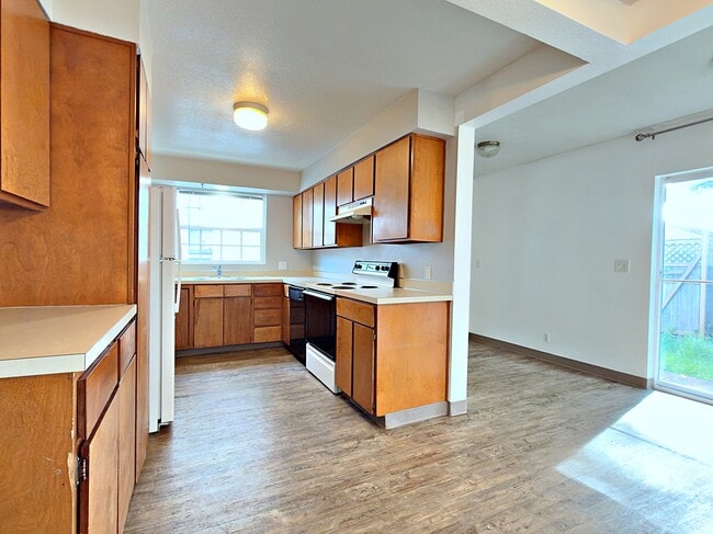 Building Photo - 905 NE 94th Ave