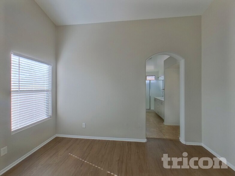 Building Photo - 40907 W Robbins Dr