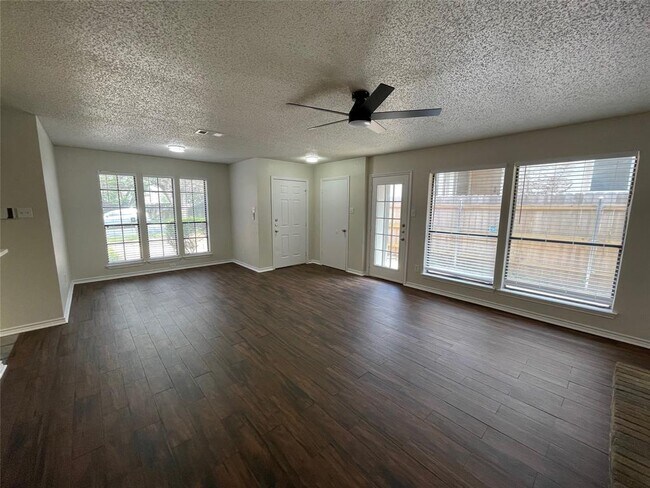 Building Photo - 1231 Armadillo Rd