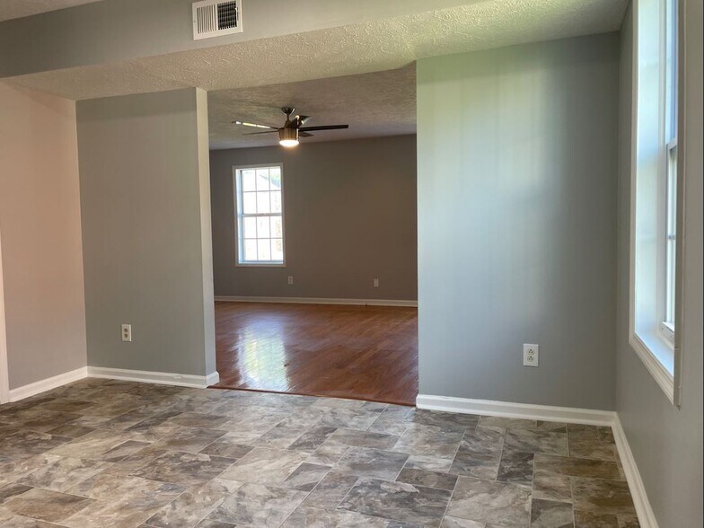Building Photo - 1686 Classic View Dr