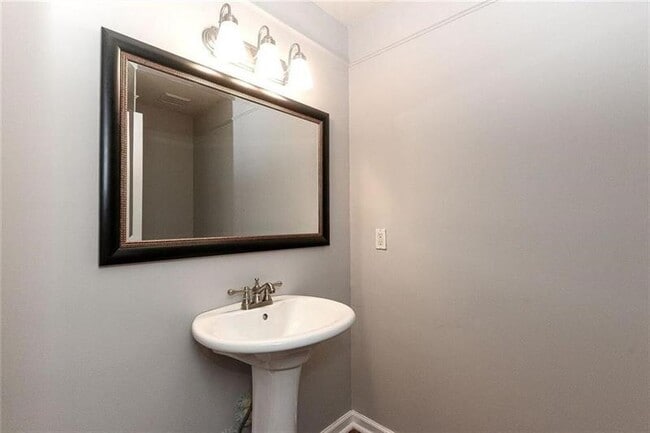 Building Photo - 1130 Riverbend Club Dr SE