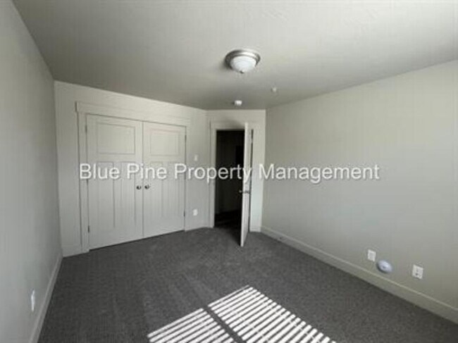 Building Photo - 3565 E Gample Ave