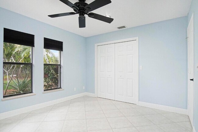 Building Photo - 1232 SW Knollwood Dr