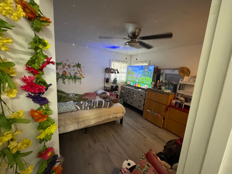 Building Photo - 235 E Olive St