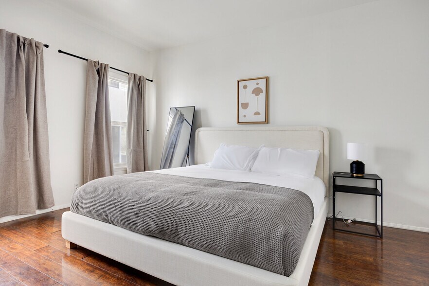 Building Photo - 135 S Reeves Dr