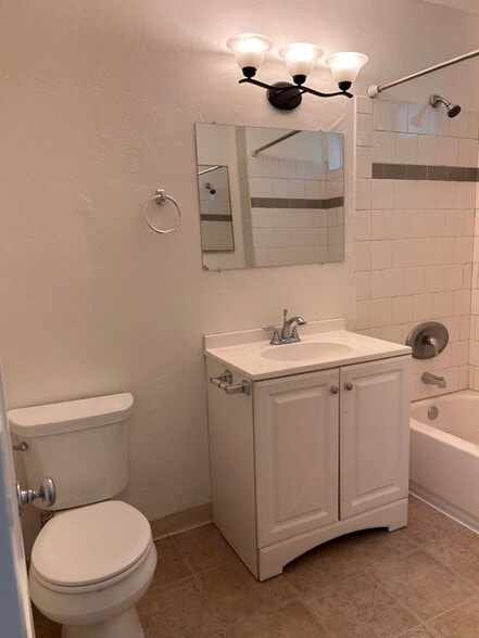 Building Photo - 2836 Jarvis St