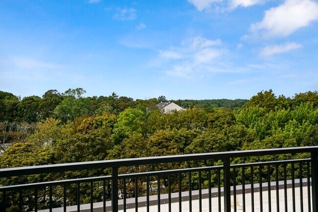 Building Photo - 999 Hancock St