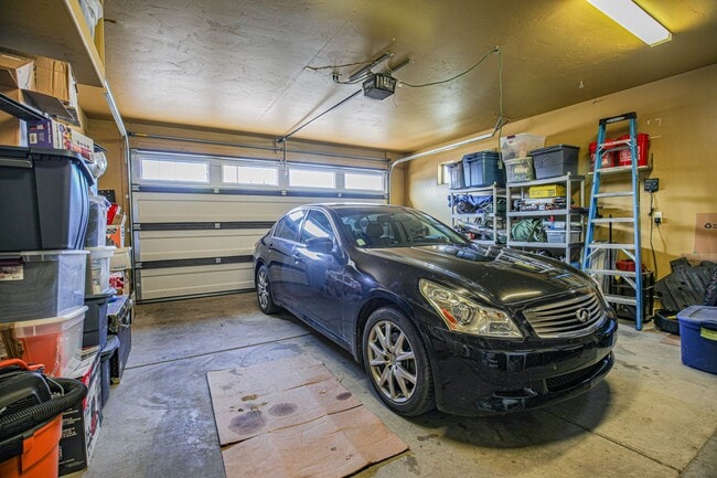 Building Photo - Beautiful 4 Bed 2 Bath - Dogs Allowed!