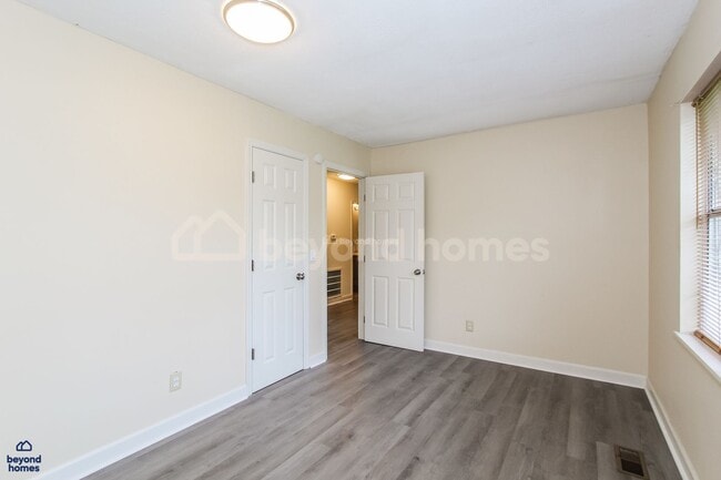 Building Photo - Charming & Move-In Ready Home in Hickory Hills!