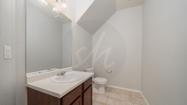 Building Photo - End-unit townhome in Soaring Eagles