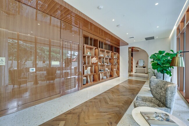 Building Photo - 2655 S Bayshore Dr