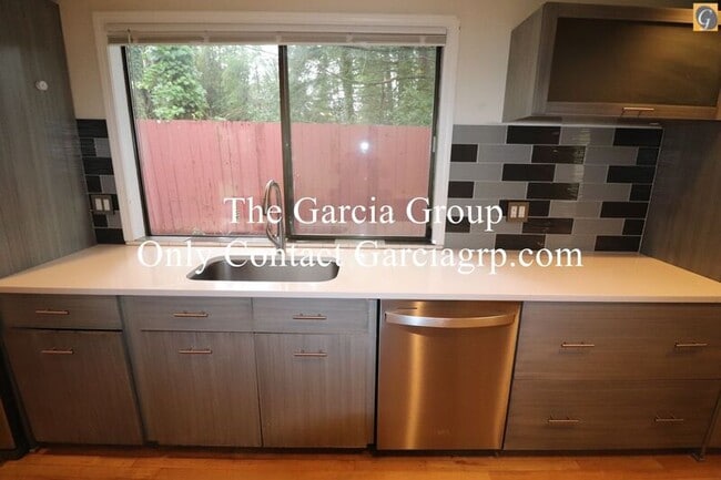 Building Photo - 10347 NW Alpenglow Way