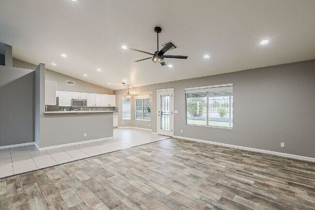 Building Photo - 841 N Hillridge
