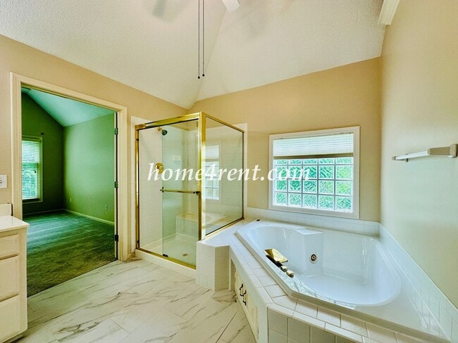 Building Photo - Exceptional 1.5 Story Home in the Prestigious Loch Lloyd Community!