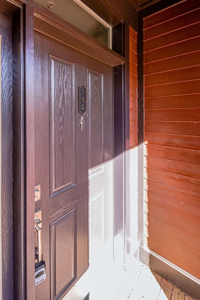 Building Photo - Updated 3br/2.5ba Condo Townhome Alexandria Walk to Metro