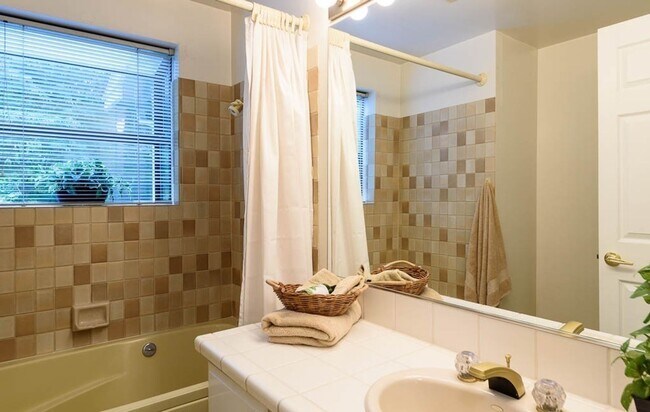 Building Photo - Spacious 5-Bedroom Home in Prime Location