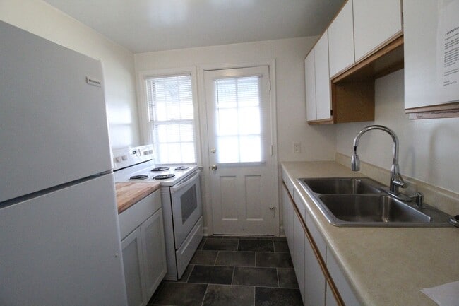 Building Photo - July 2025 FREE On This One Bedroom Duplex ...