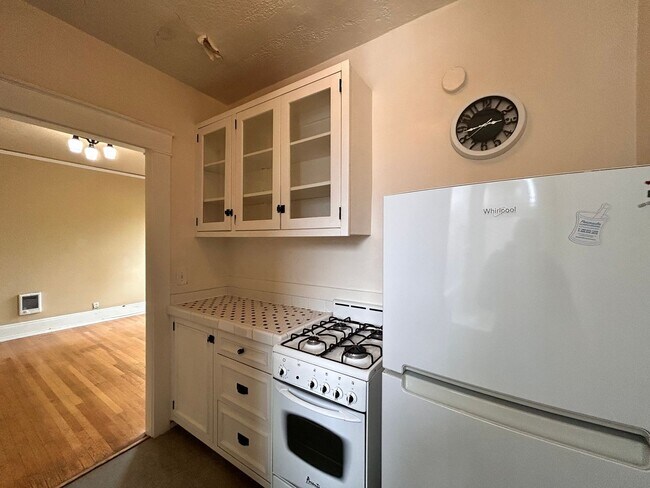 Building Photo - Vintage Charm - Top Floor NW Studio!